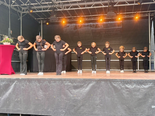 Mit Tanz und Kuchen: Kindergarde beim Maybachfest
